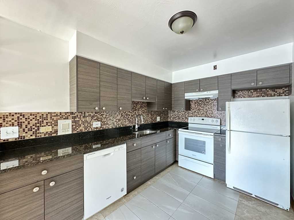 1639 Oakwood Ave #304 - Photo 3 of 21