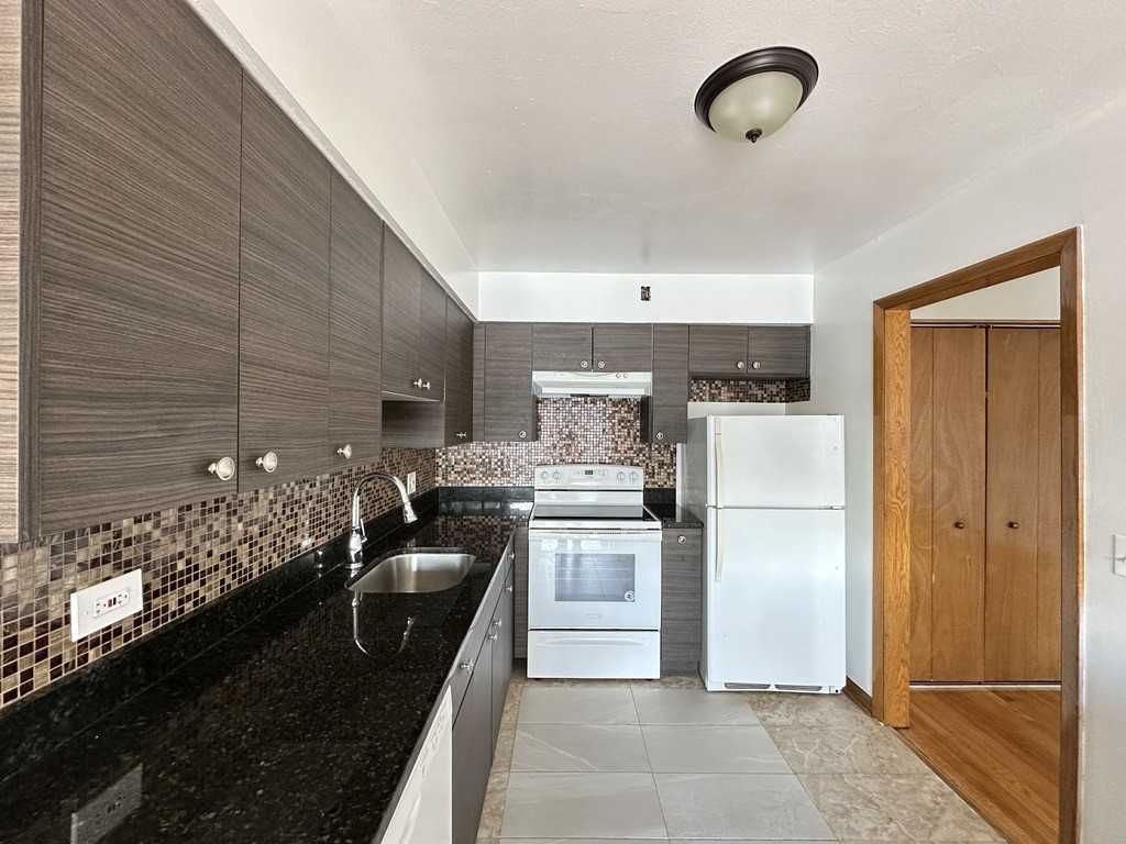 1639 Oakwood Ave #304 - Photo 4 of 21