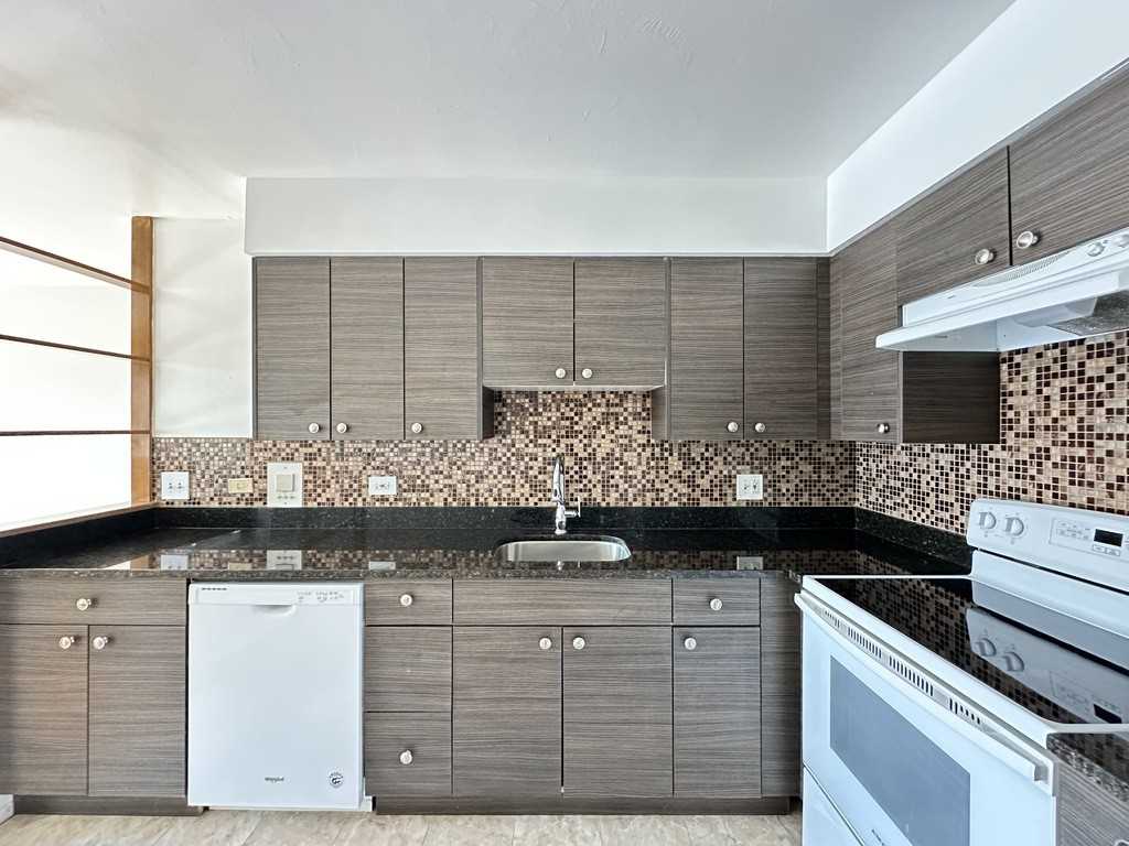 1639 Oakwood Ave #304 - Photo 5 of 21