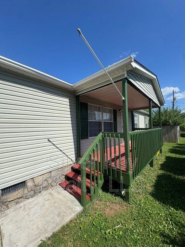 1005 Moore St - Photo 2 of 32