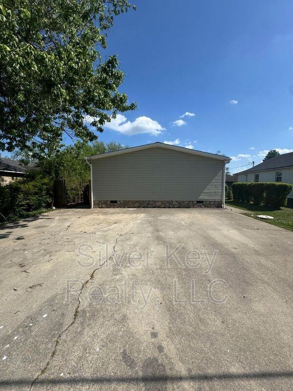 1005 Moore St - Photo 3 of 32