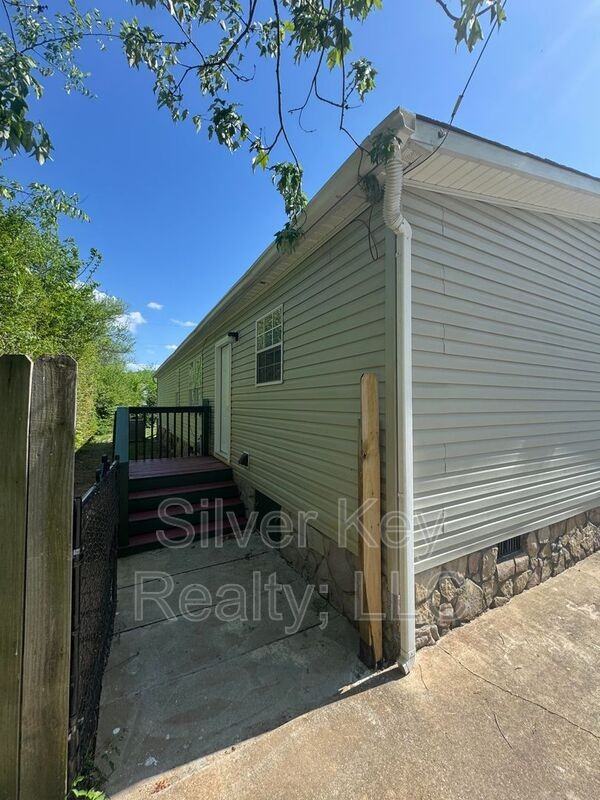 1005 Moore St - Photo 4 of 32