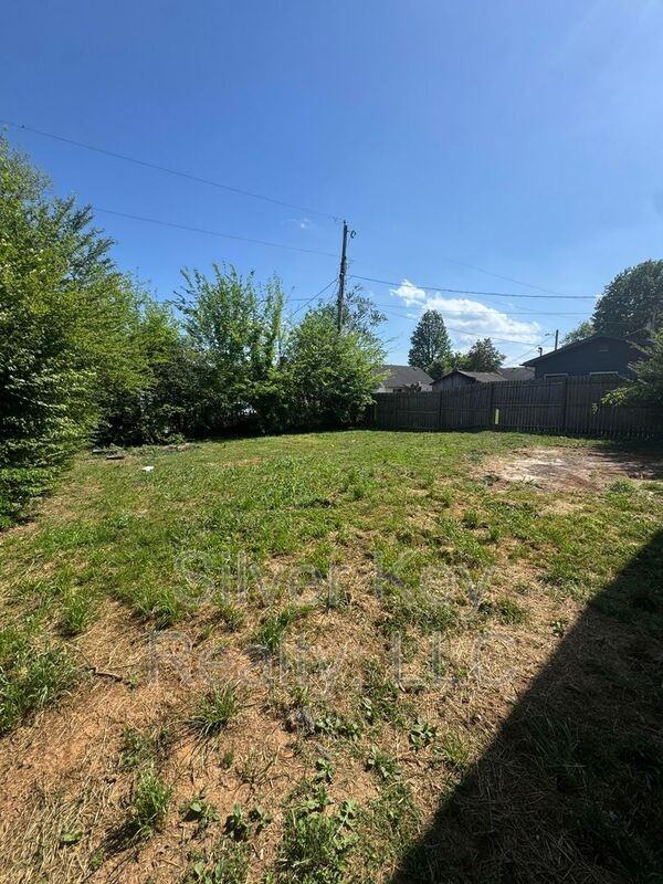 1005 Moore St - Photo 5 of 32