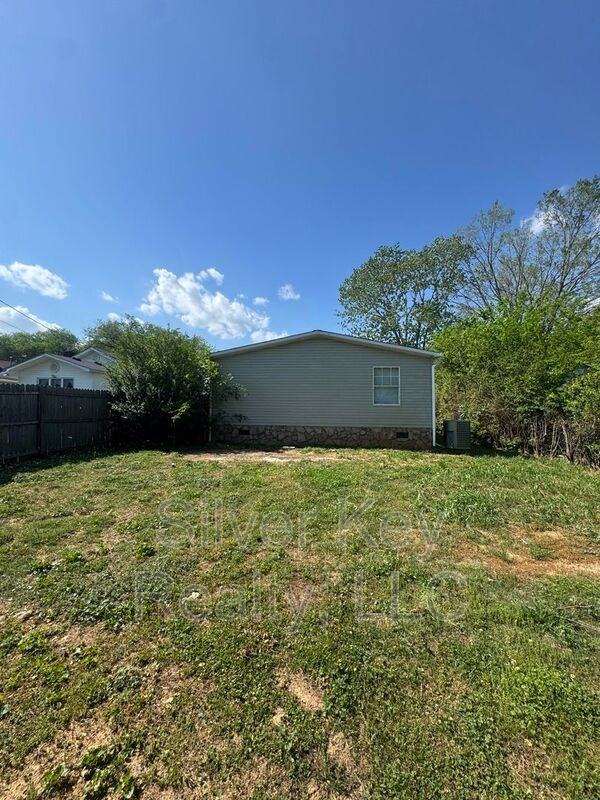 1005 Moore St - Photo 6 of 32