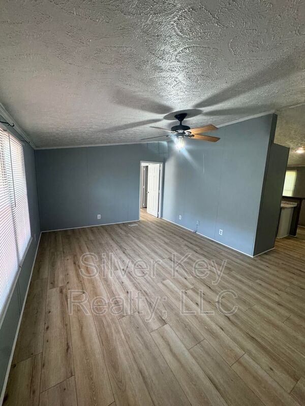 1005 Moore St - Photo 7 of 32