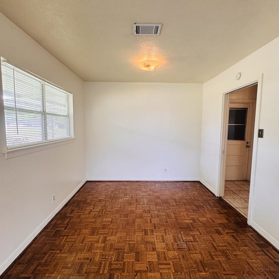 1543 Alamo St - Photo 4 of 14