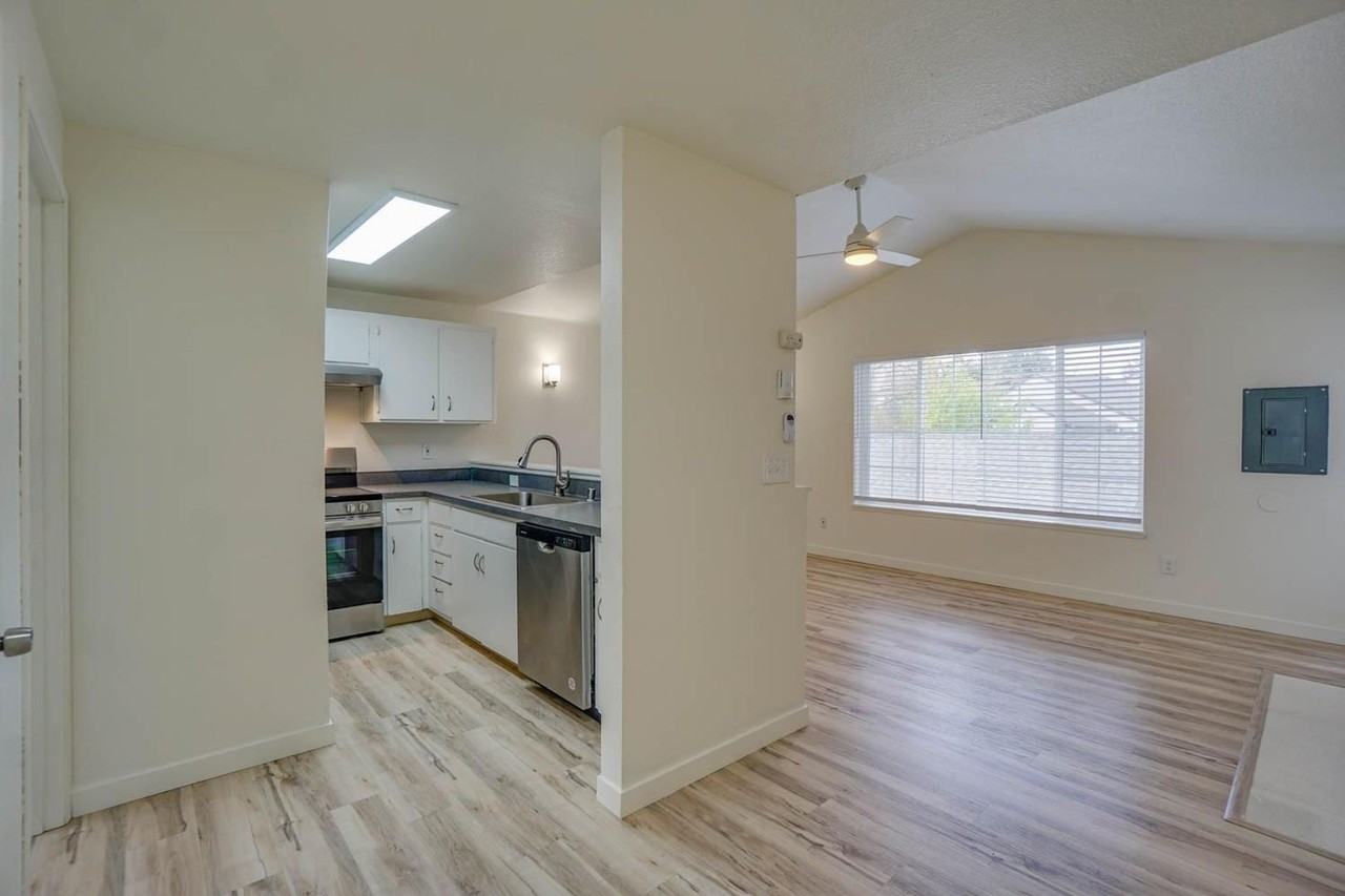 Park Crest Townhomes - Photo 2 of 41