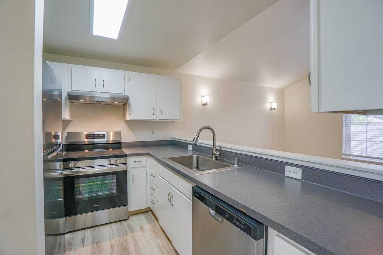 Park Crest Townhomes - Photo 4 of 41