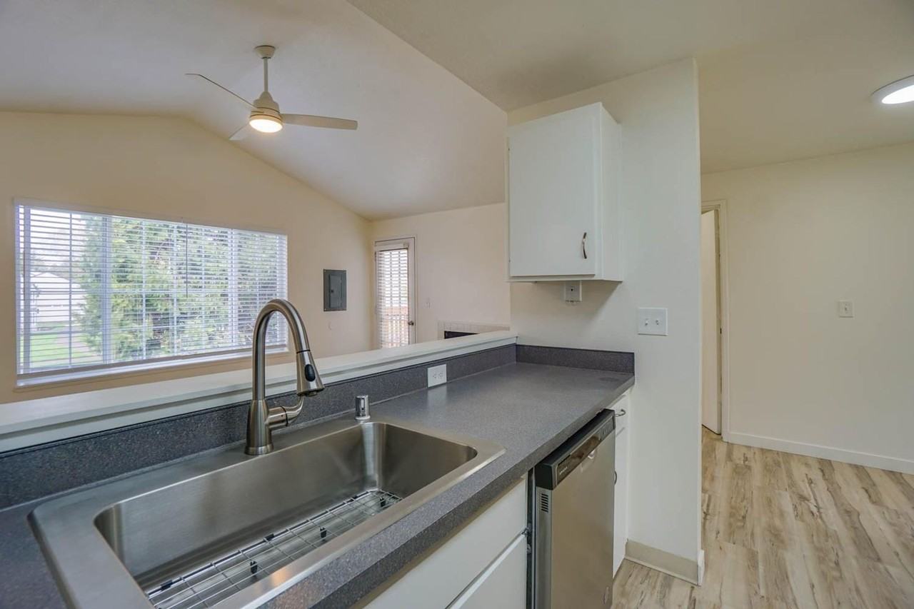 Park Crest Townhomes - Photo 5 of 41