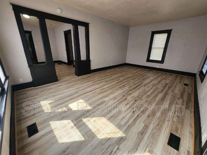 1527 5th Ave - Photo 2 of 9