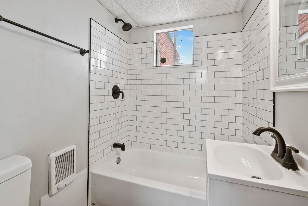 1821-1823 Niggel Street - Photo 2 of 50