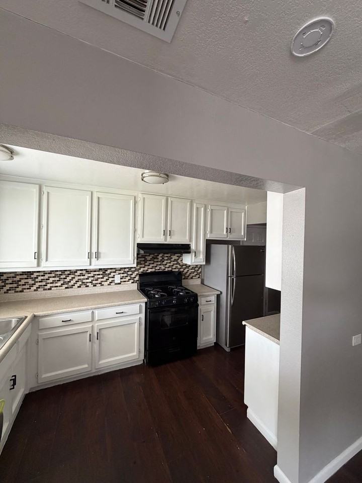 1133 Iowa Ave - Photo 2 of 12