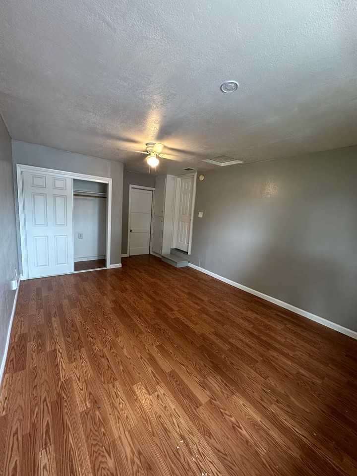 1133 Iowa Ave - Photo 3 of 12