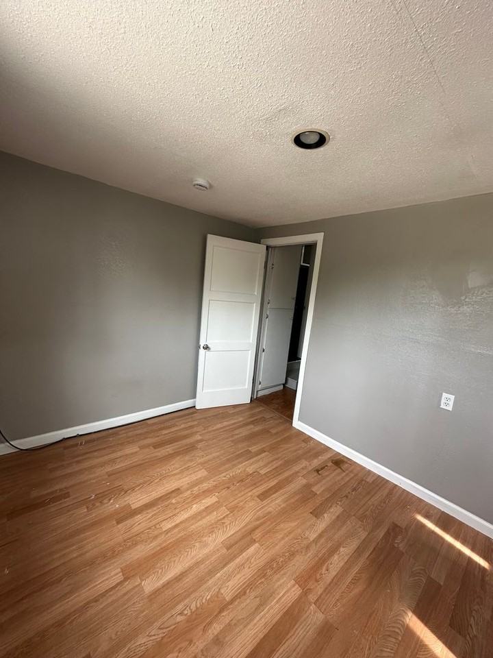1133 Iowa Ave - Photo 4 of 12