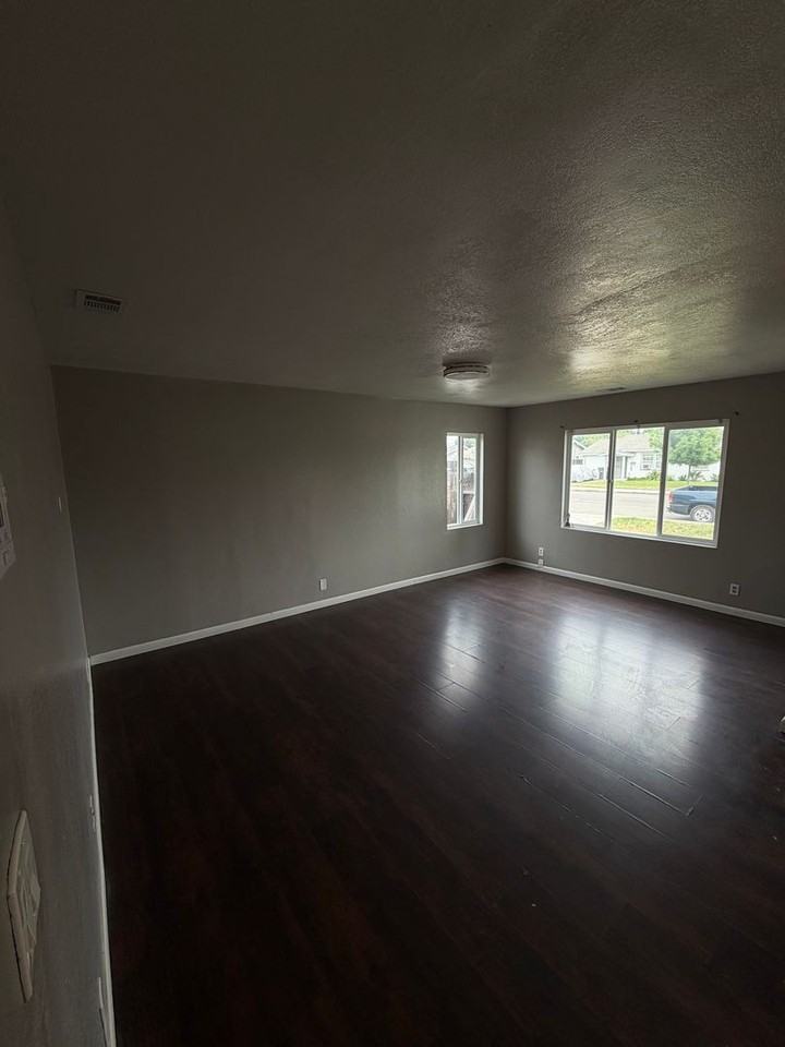 1133 Iowa Ave - Photo 5 of 12