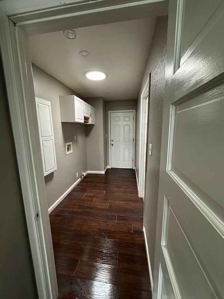 1133 Iowa Ave - Photo 6 of 12