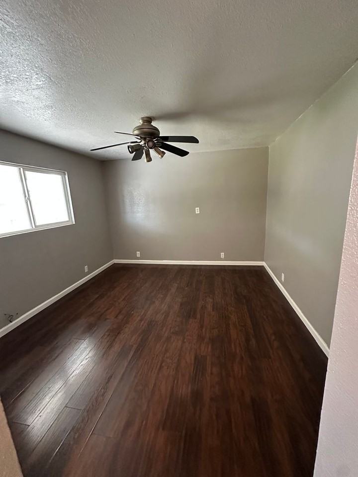 1133 Iowa Ave - Photo 7 of 12