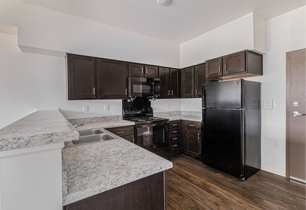 7850 East Jefferson - Photo 4 of 14