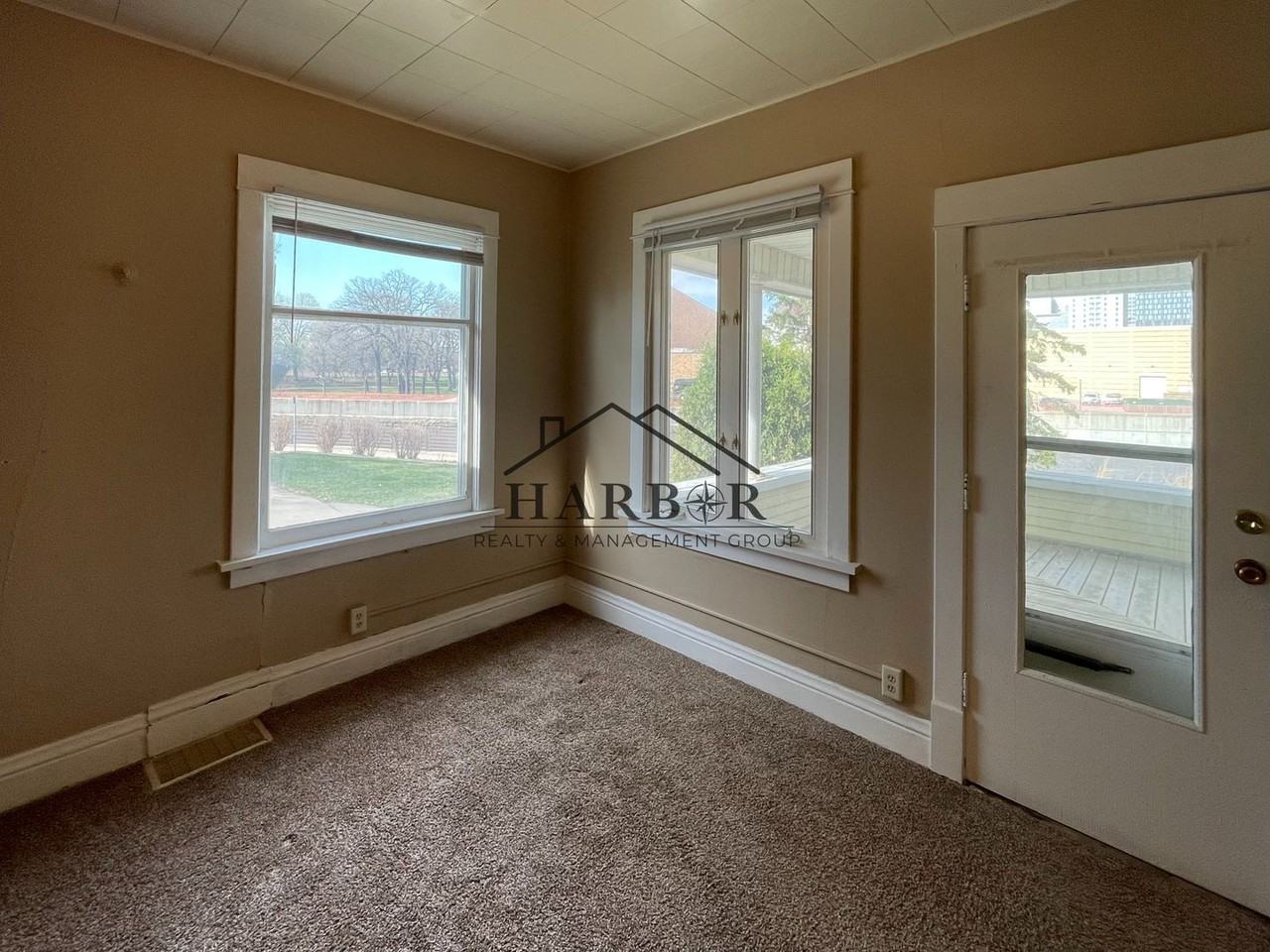 504 E Center St - Photo 4 of 12