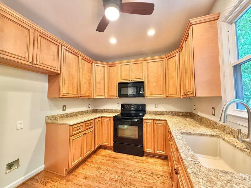 9412 Springdale Dr - Photo 7 of 35