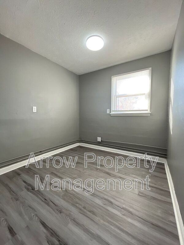 2515 W St - Photo 4 of 12