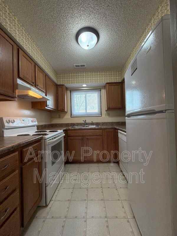 5547 S St - Photo 5 of 13