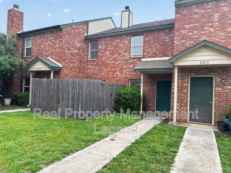 3211 Roundtree Ln - Photo 2 of 26