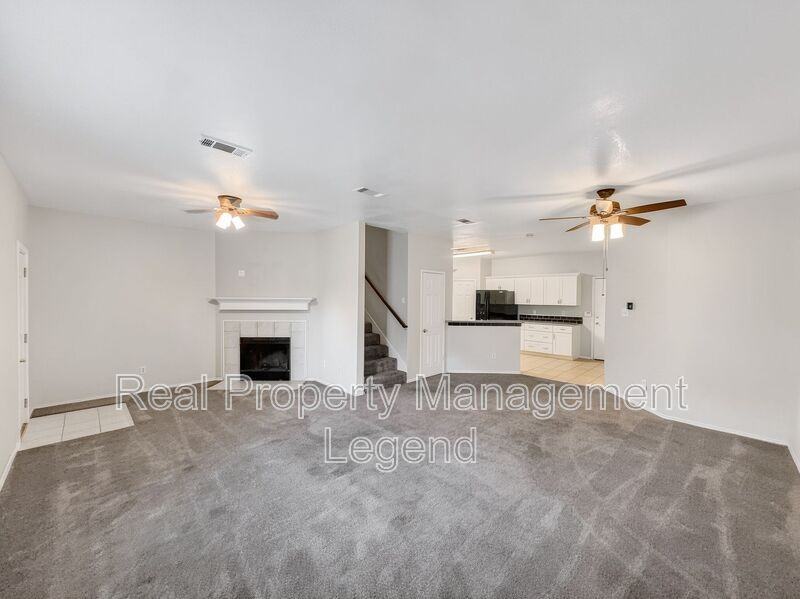 3211 Roundtree Ln - Photo 3 of 26