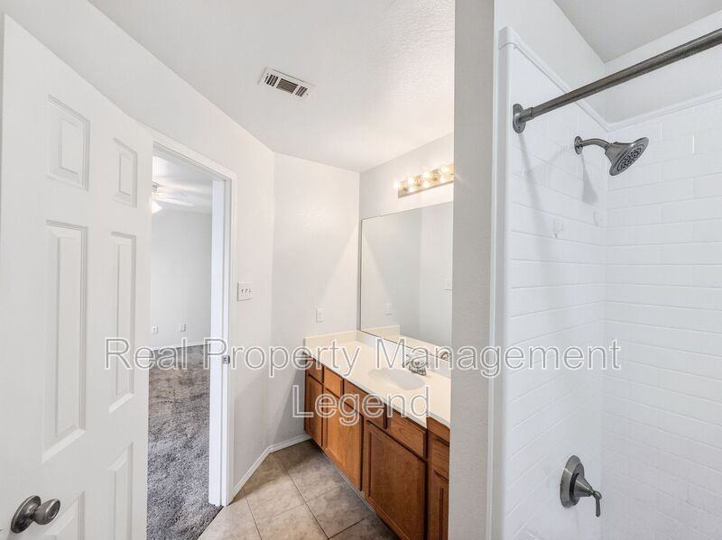 3211 Roundtree Ln - Photo 7 of 26