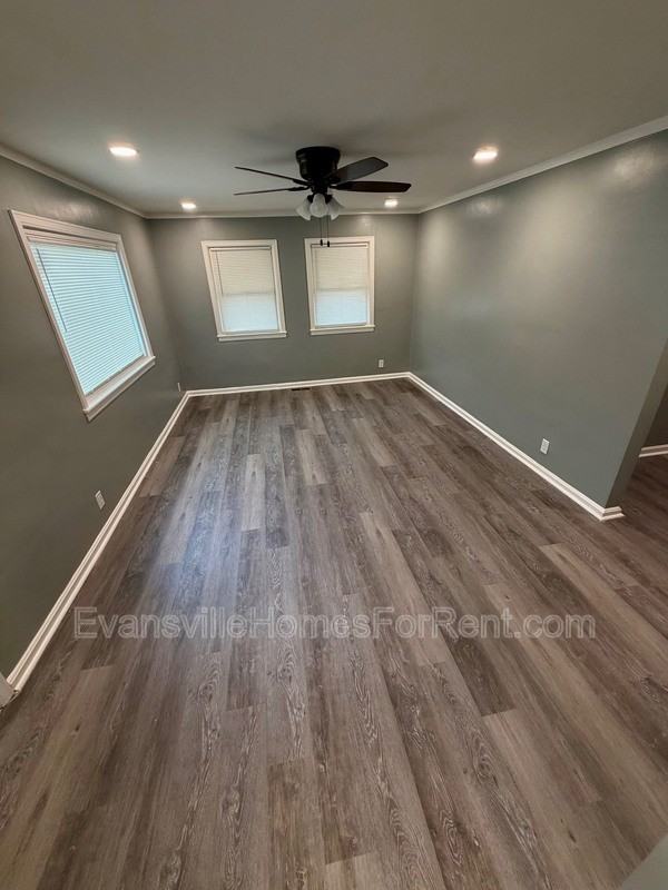 120 Leslie Ave - Photo 2 of 13