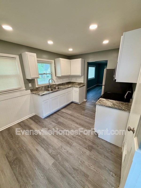 120 Leslie Ave - Photo 3 of 13