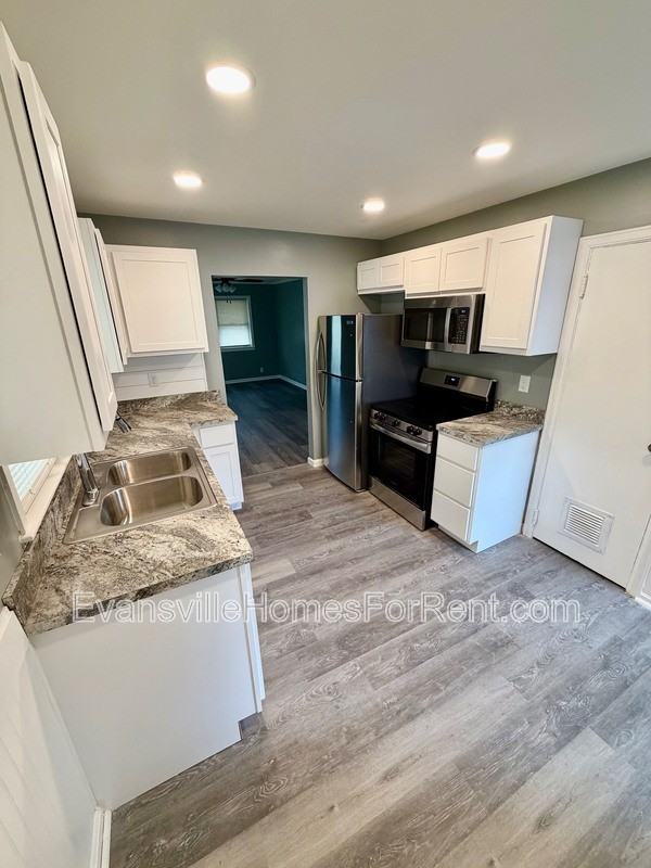 120 Leslie Ave - Photo 4 of 13