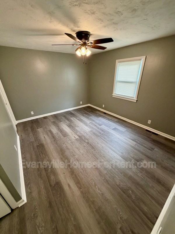 120 Leslie Ave - Photo 5 of 13