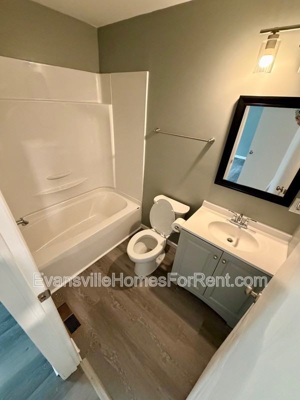 120 Leslie Ave - Photo 6 of 13