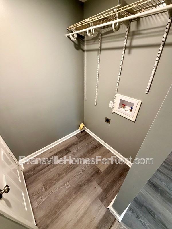 120 Leslie Ave - Photo 7 of 13