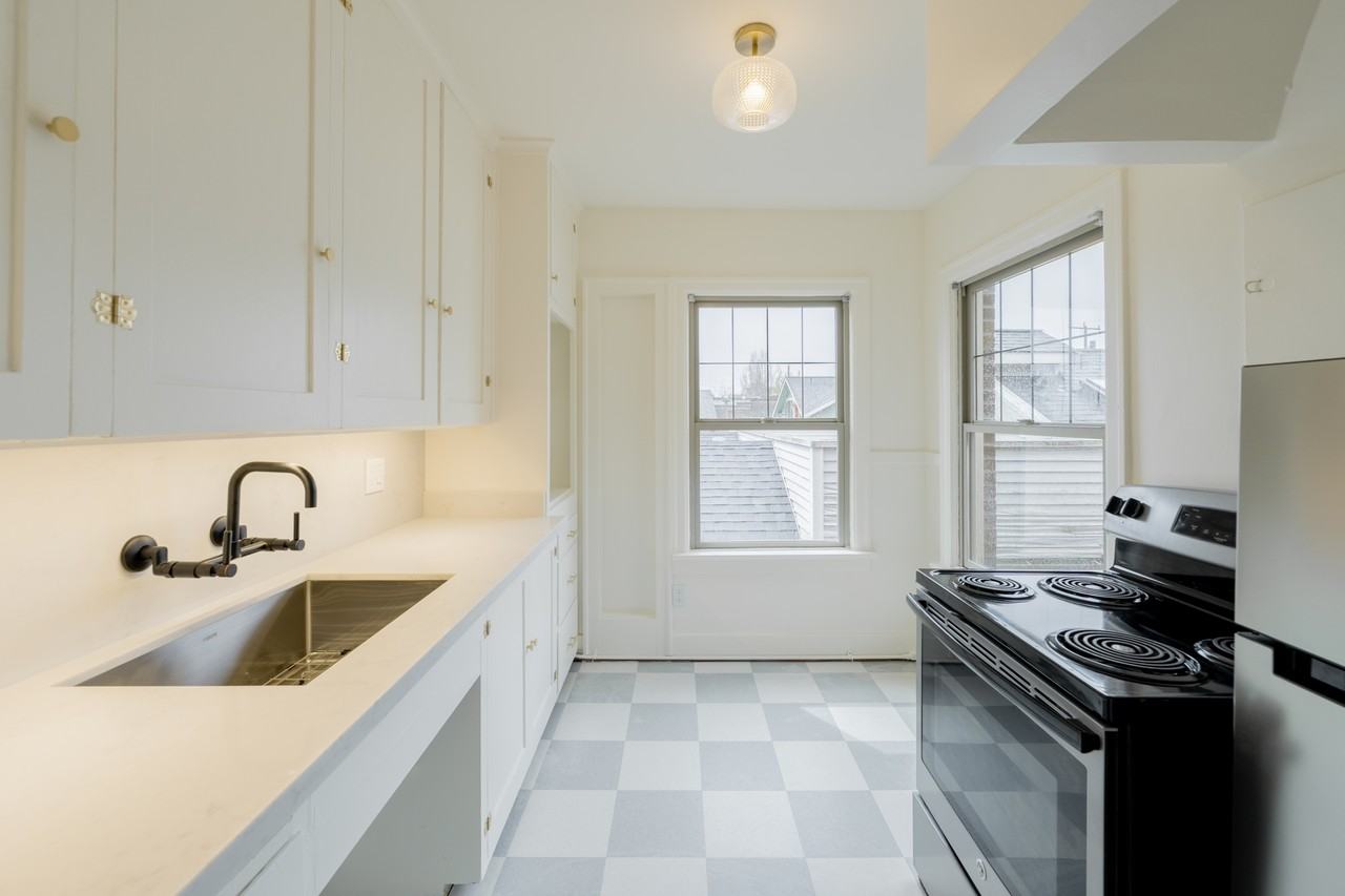 6522 Phinney Ave N, Seattle - Photo 2 of 25