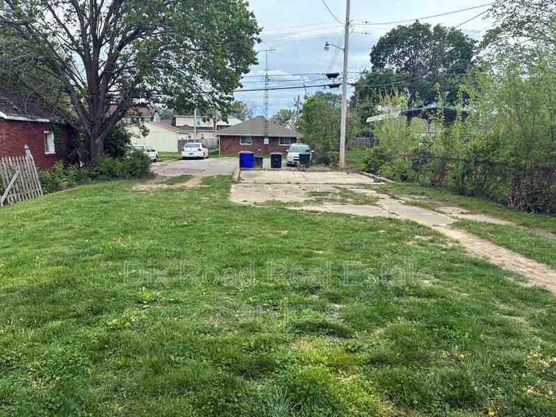 1430 Coventry Rd - Photo 5 of 25