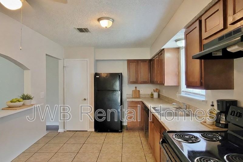 6016 Gulf Rd W - Photo 3 of 13