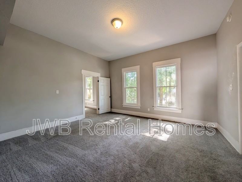 421 Golfair Blvd - Photo 4 of 20