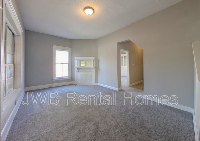 421 Golfair Blvd - Photo 5 of 20