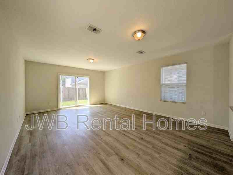 9020 Eaton Ave - Photo 4 of 20