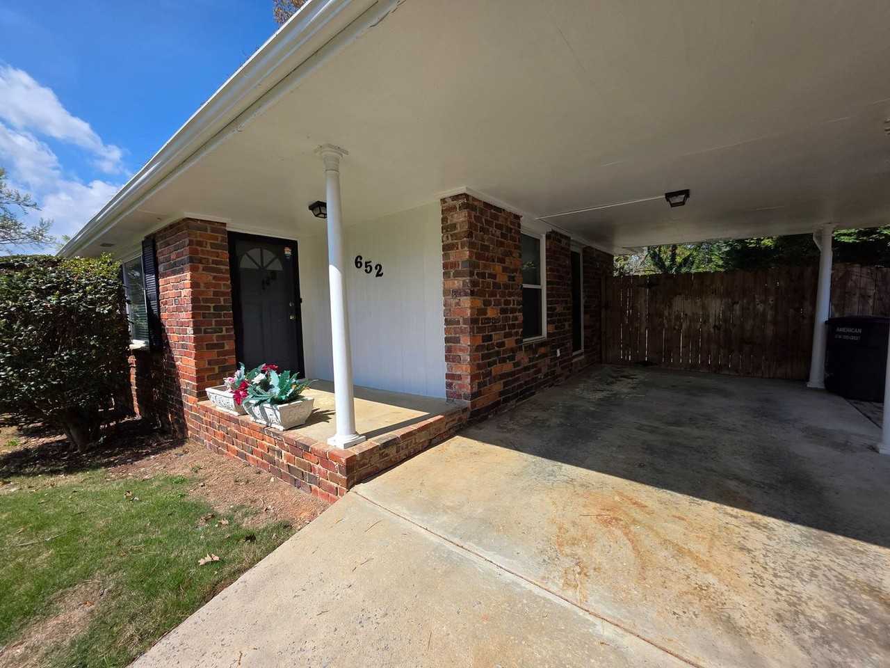 652 Forest Ridge Dr Se - Photo 2 of 17