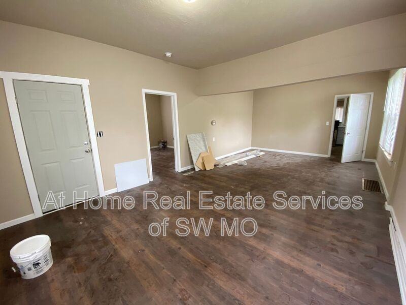 428 W Lombard St - Photo 3 of 11