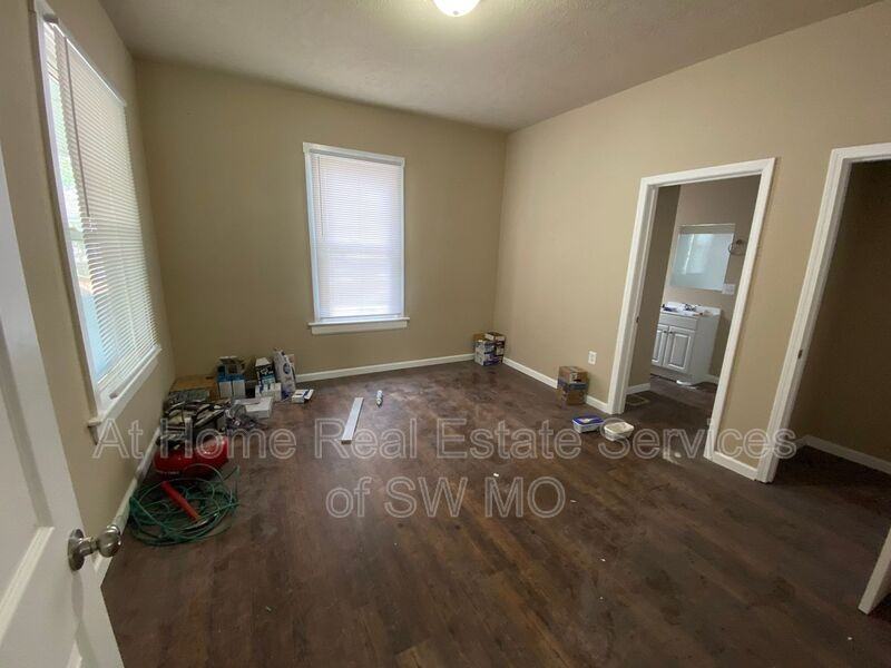 428 W Lombard St - Photo 4 of 11