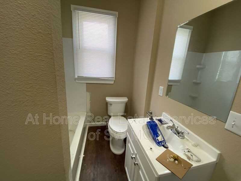 428 W Lombard St - Photo 5 of 11