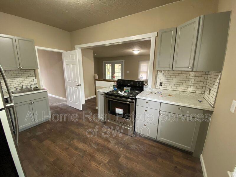 428 W Lombard St - Photo 7 of 11