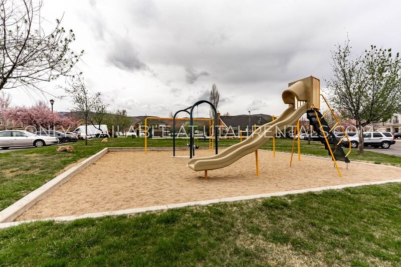 211 Greenfield Cir #150 - Photo 4 of 32