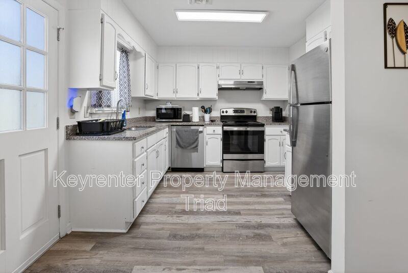 115 S Mendenhall St #D - Photo 3 of 24