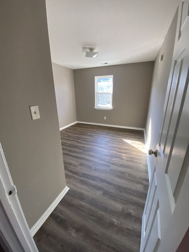 979 Bryant Way - Photo 2 of 5