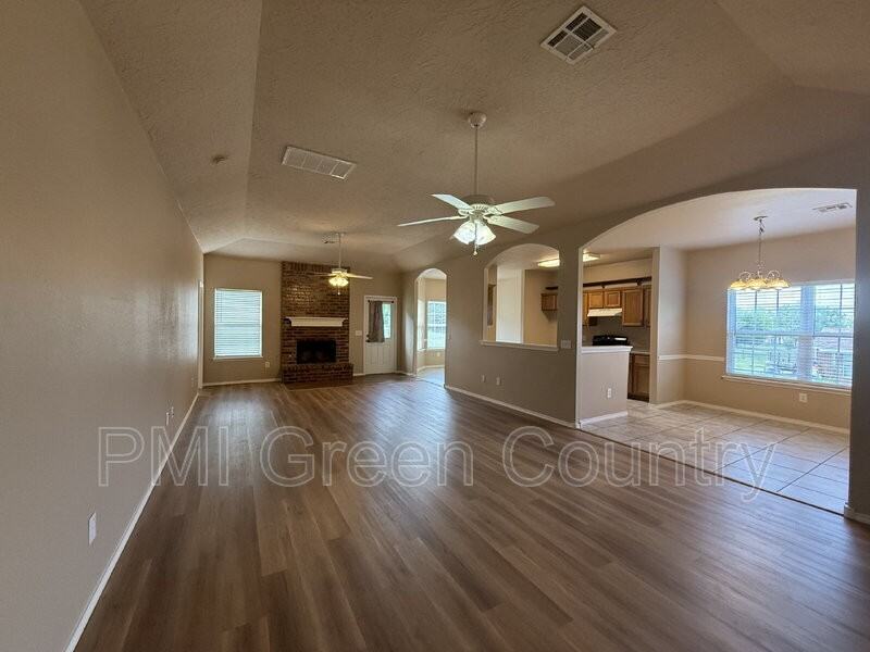 8322 S Murphree Dr - Photo 3 of 18